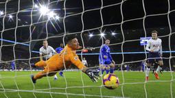 Striker Tottenham Hotspur, Harry Kane, mencetak gol ke gawang Cardiff City pada laga Premier League di Stadion Cardiff City, Selasa (1/1). Tottenham Hotspur menang 3-0 atas Cardiff City. (AP/Mark Kerton)