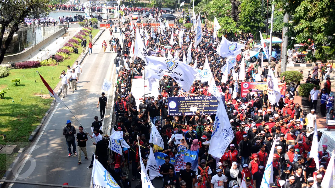 20170501-Jalan Medan Merdeka Barat Ditutup, Massa Buruh Tertahan-Tebe