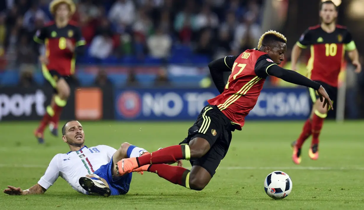 Pemain Italia, Leonardo Bonucci, melanggar pemain Belgia, Divock Origi, pada laga Grup E Piala Eropa 2016 di Stade de Lyon, Lyon, Selasa (14/6/2016) dini hari WIB. (AFP/Philippe Desmazes)