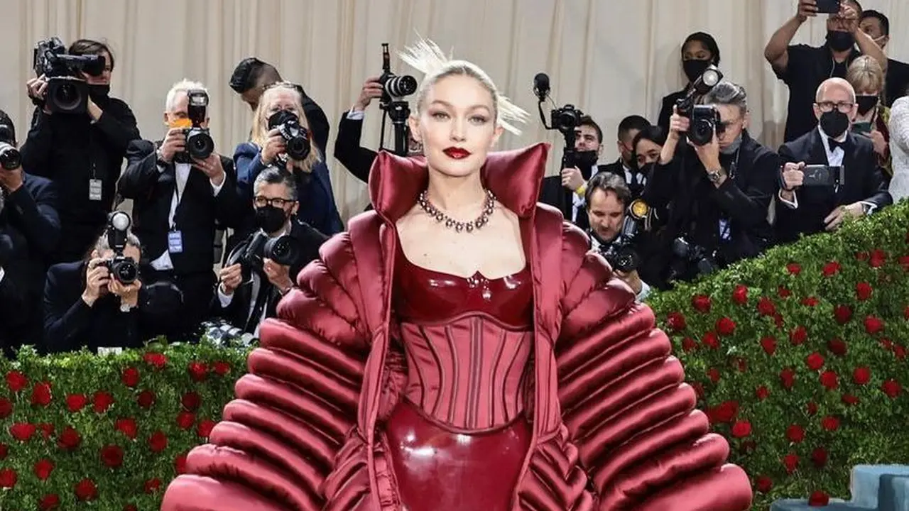 Tampilan Dramatis Gigi Hadid Kenakan Catsuit dan Mantel Puffer Atelier Versace di Met Gala 2022