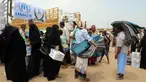 Warga Yaman mengantre untuk menerima bantuan selimut dan alas tidur dari Komisaris Tinggi PBB untuk Pengungsi (UNHCR) di kota pesisir Hodeidah, Yaman (11/4). (AFP Photo/Abdo Hyder)
