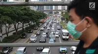 Kendaraan terjebak kepadatan di Jalan Jenderal Sudirman, Jakarta, Selasa (12/3). Berdasar hasil studi Greenpeace dan IQAirVisual, pada 2018 lalu Jakarta merupakan kota dengan polusi udara terburuk di Asia Tenggara. (Liputan6.com/Helmi Fithriansyah)
