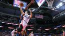 Guard Toronto Raptors, Fred Van Vleet, berusaha memasukan bola saat melawan San Lorenzo pada laga pramusim NBA di Rogers Center, Toronto, Sabtu (15/10/2016). Raptors menang 122-105 atas San Lorenzo. (USA Today Sports/Kevin Sousa)
