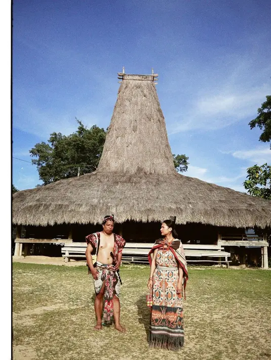 Saat berkunjung ke Sumba, keduanya juga menyempatkan diri mengenakan Tenun Sumba. Cantik ya? [Instagram/indahpermatas]