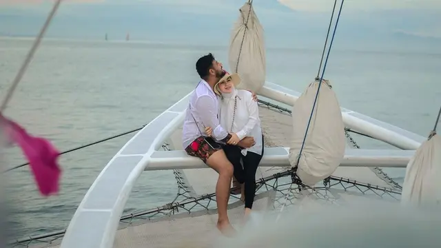 Momen Liburan Ammar Zoni dan Irish Bella Naik Kapal Pesiar. (Sumber: YouTube/Aish TV)