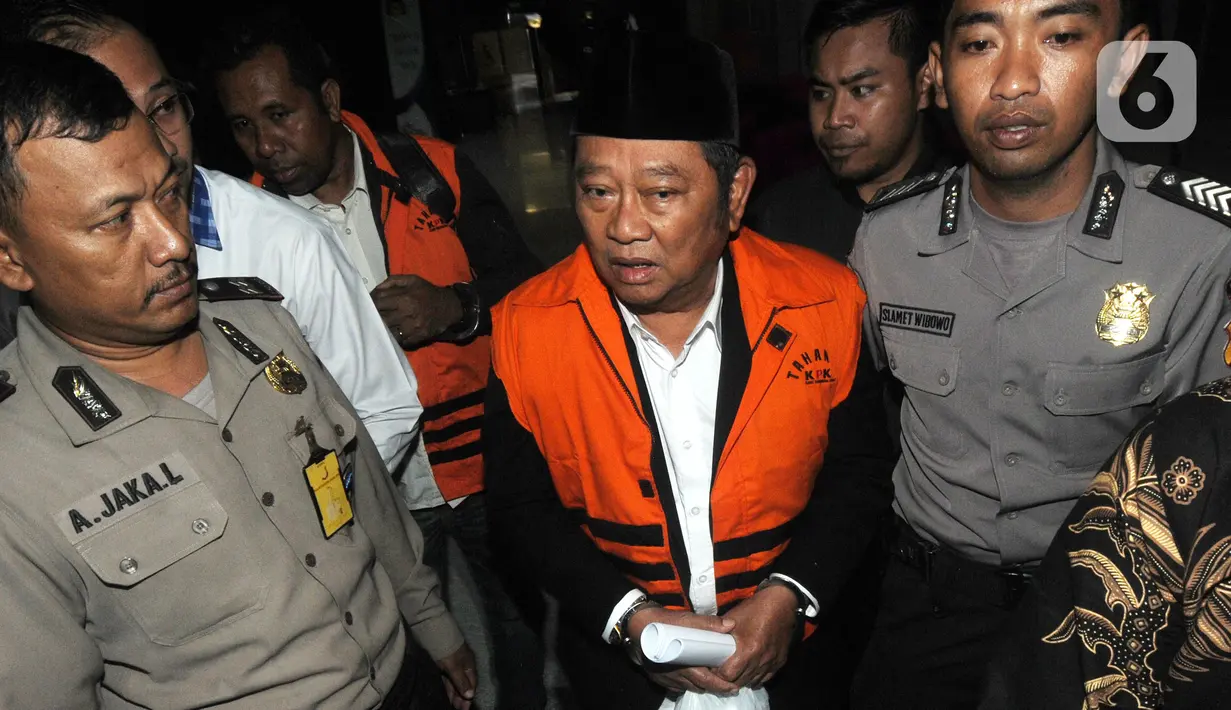 Bupati Sidoarjo, Saiful Ilah mengenakan rompi tahanan usai menjalani pemeriksaan 1x24 jam pasca terjaring operasi tangkap tangan (OTT) di Gedung KPK, Jakarta, Kamis (9/1/2020). (merdeka.com/Dwi Narwoko)