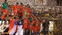 Para pemain Chile bergembira mengangkat trofi kemenangan usai mengalahkan Argentina pada Final Copa America 2016 di MetLife Stadium, AS, Senin (27/6). Chile menang atas Argentina lewat adu penalti dengan skor 4-2. (Adam Hunger-USA TODAY Sports)
