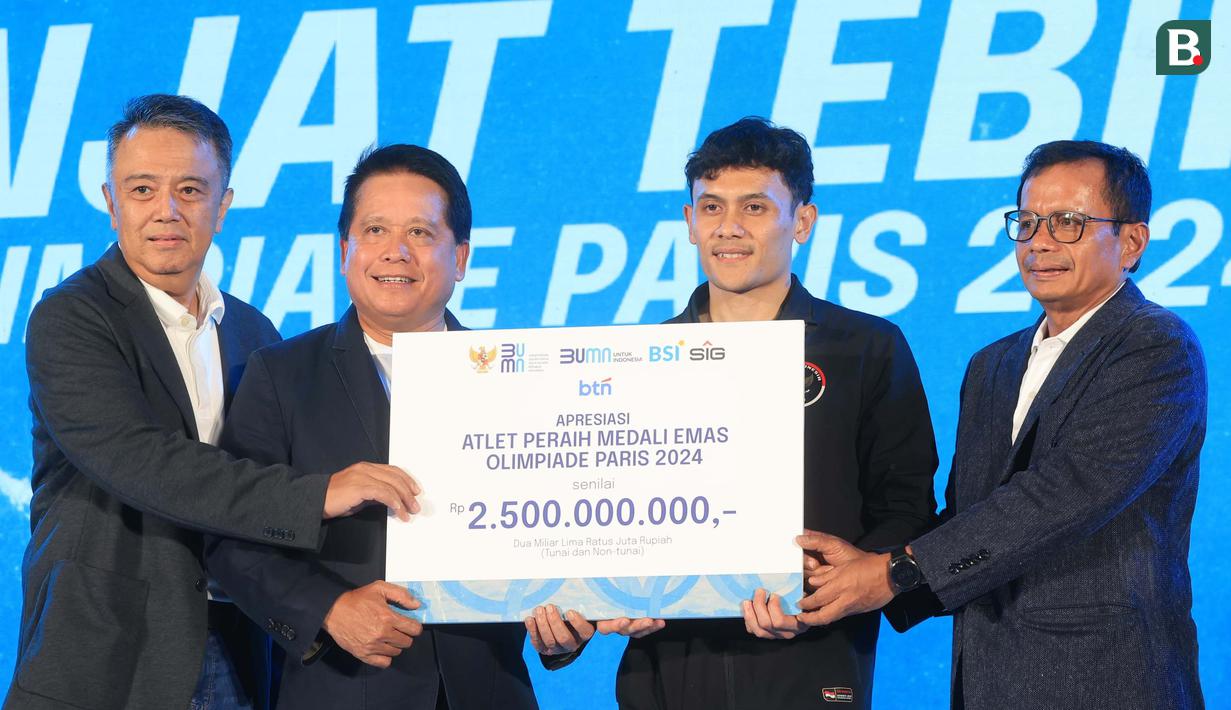 Atlet sekaligus peraih medali emas panjat tebing Olimpiade Paris 2024, Veddriq Leonardo (kedua kanan) menerima penghargaan bernila Rp2,5 Miliar dalam acara apresiasi kepada atlet peraih medali Olimpiade 2024 di Pos Bloc, Jakarta, Senin (2/9/2024). (Bola.com/M. Iqbal Ichsan)