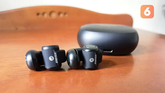 <p>Bentuk unik buds milik Bose Ultra Open Ear (Liputan6.com/ Agustin Setyo Wardani)</p>