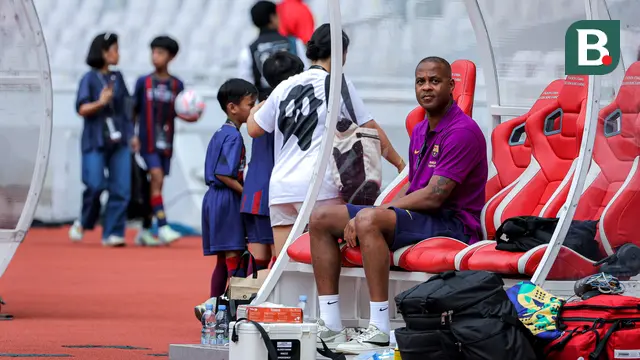 Foto: Momen Para Legenda Barcelona Injakkan Kaki di GBK, Termasuk Mantan Pelatih Timnas Indonesia Patrick Kluivert
