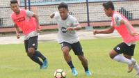 Fahmi Al Ayyubi adalah satu di antara tujuh pemain Persela Lamongan yang bertahan untuk musim depan. (Bola.com/Aditya Wany)