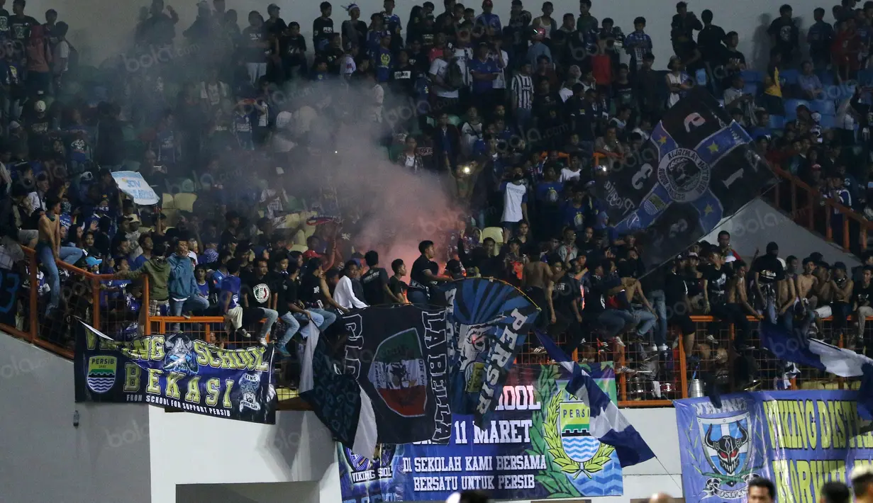 Bobotoh menyalakan flare saat mendukung Persib melawan Persiba Balikpapan pada lanjutan Torabika SC 2016  di Stadion Wibawa Mukti, Cikarang, Sabtu (1/10/2016). (Bola.com/Nicklas Hanoatubun)