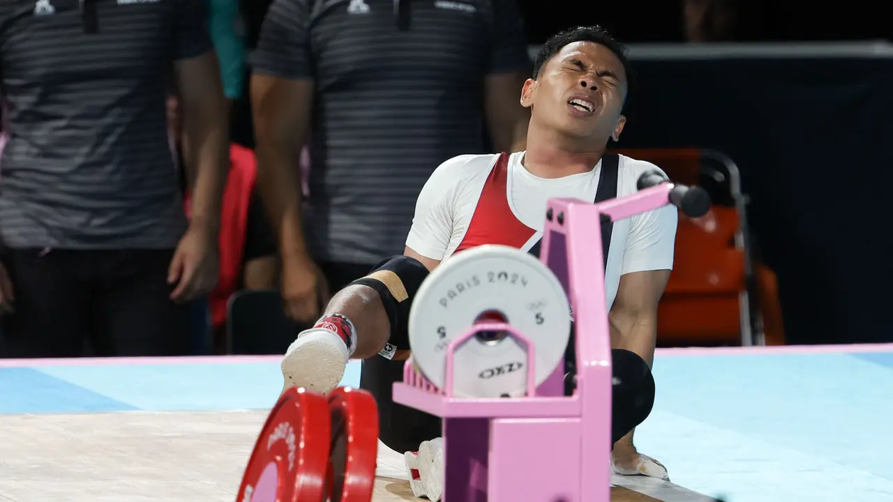 Foto: Ekspresi Kesakitan Eko Yuli Irawan setelah Perjuangannya di Olimpiade Paris 2024