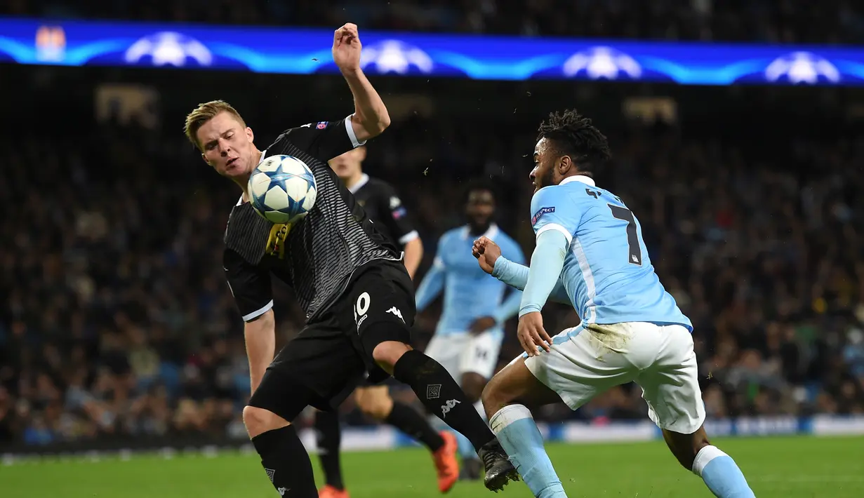 Nico Elvedi adalah bek Swiss yang bermain untuk Borussia Munchengladbach. Pemain berusia 19 tahun ini memenangi 58% duel udara musim ini. (AFP/Paul Ellis)
