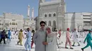 Angga dan Shenina Cinnamon juga menjadi lebaran pertama mereka sebagai suami istri. Mereka pun menjalani umrah, Shenina dan Angga pub mengenakan gamis. [@angga]