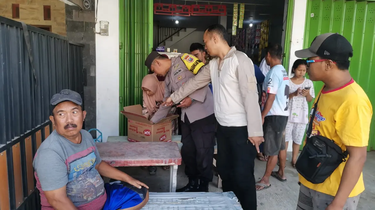 Polisi mengamankan kardus berisi jenazah bayi di Jember (Istimewa)