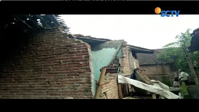 Sebuah rumah di Banyumas, Jawa Tengah, ambruk menimpa lima penghuninya akibat guyuran hujan deras.