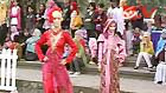 Busana Muslim Bercorak Batik