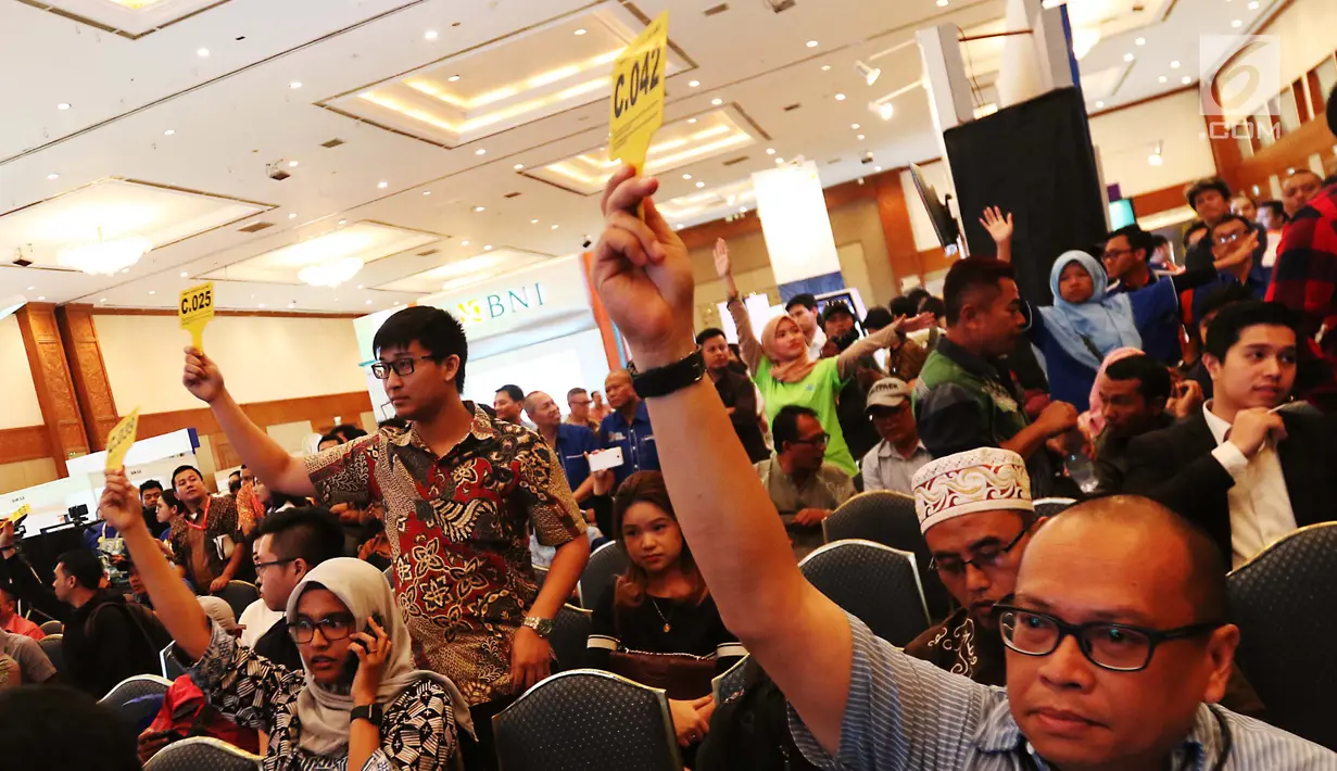 Peserta mengangkat nomor urutnya saat menawar harga dalam ajang Lelang Expo 2017 di JCC, Jumat (22/9). Ada puluhan barang rampasan KPK dari sejumlah terpidana korupsi mulai dari perhiasan, telepon selular, motor hingga mobil. (Liputan6.com/Angga Yuniar)