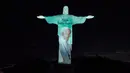 Paus Fransiskus memiliki nama lahir Jorge Mario Bergoglio, dilahirkan pada 17 Desember 1936 di Buenos Aires, Argentina. Tampak dalam foto selebaran yang dirilis oleh Sanctuary of Christ the Redeemer ini menunjukkan gambar Paus Fransiskus yang diproyeksikan pada patung Kristus Sang Penebus di Rio de Janeiro, Brasil, pada 27 Februari 2025. (Handout/Brazil's Sanctuary of Christ the Redeemer/AFP)