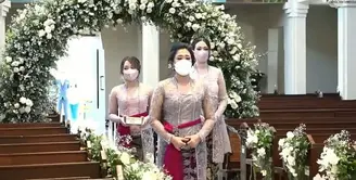 Dita Karang menyempatkan waktunya untuk pulang ke Indonesia baru-baru ini. Ia turut merayakan hari pernikahan kakaknya. (YouTube/Kirana Karang)
