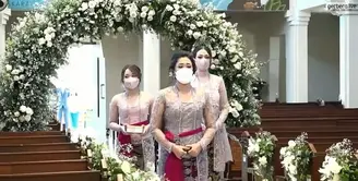 Dita Karang menyempatkan waktunya untuk pulang ke Indonesia baru-baru ini. Ia turut merayakan hari pernikahan kakaknya. (YouTube/Kirana Karang)