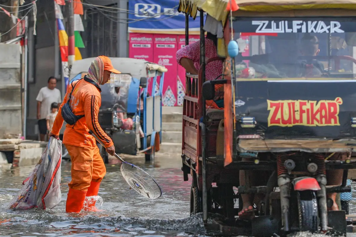 Banjir Rob di Muara Angke Mulai Surut, Petugas PPSU Berjibaku Bersihkan Ceceran Sampah