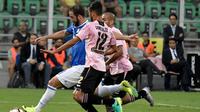 Striker Juventus Gonzalo Higuain beraksi saat laga kontra Palermo di Renzo Barbera, Palermo, Sabtu (24/9/2016). (AFP/Tiziana Fabi)