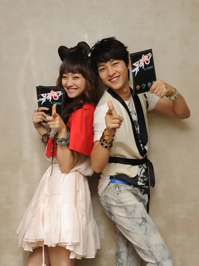 Song Joong Ki dalam Music Bank. (KBS via Hancinema)