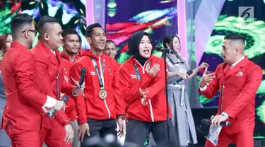 Peraih medali emas Asian Games 2018 dari cabor pencak silat, Hendy (tengah) dan Pipiet Kamelia (kerudung) memeriahkan Konser Terima Kasih Indonesia untuk Para Juara di Studio 5 Indosiar, Selasa (4/9). (Liputan6.com/Immanuel Antonius)