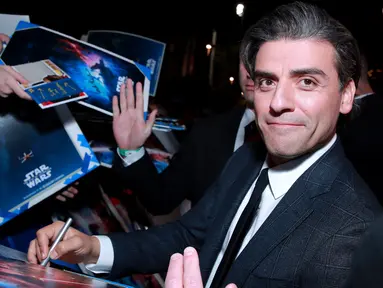 Aktor Oscar Isaac memberikan tanda kepada penggemar saat menghadiri pemutaran perdana "Star Wars: The Rise Of Skywalker" di Hollywood, Senin (16/12/2019). The Rise Of Skywalker sendiri mengisahkan pertarungan antara terang dan gelap, Rey dan Kylo Ren. (Rich Fury/Getty Images/AFP)