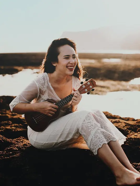 Memilih berpakaian dengan motif lace ini juga sangat cocok buat menikmati suasana pantai yang indah. Selain nyaman dikenakan, pakaian dengan lace juga memberi kesan mewah nan estetik.  (Liputan6.com/IG/@pammybowie)