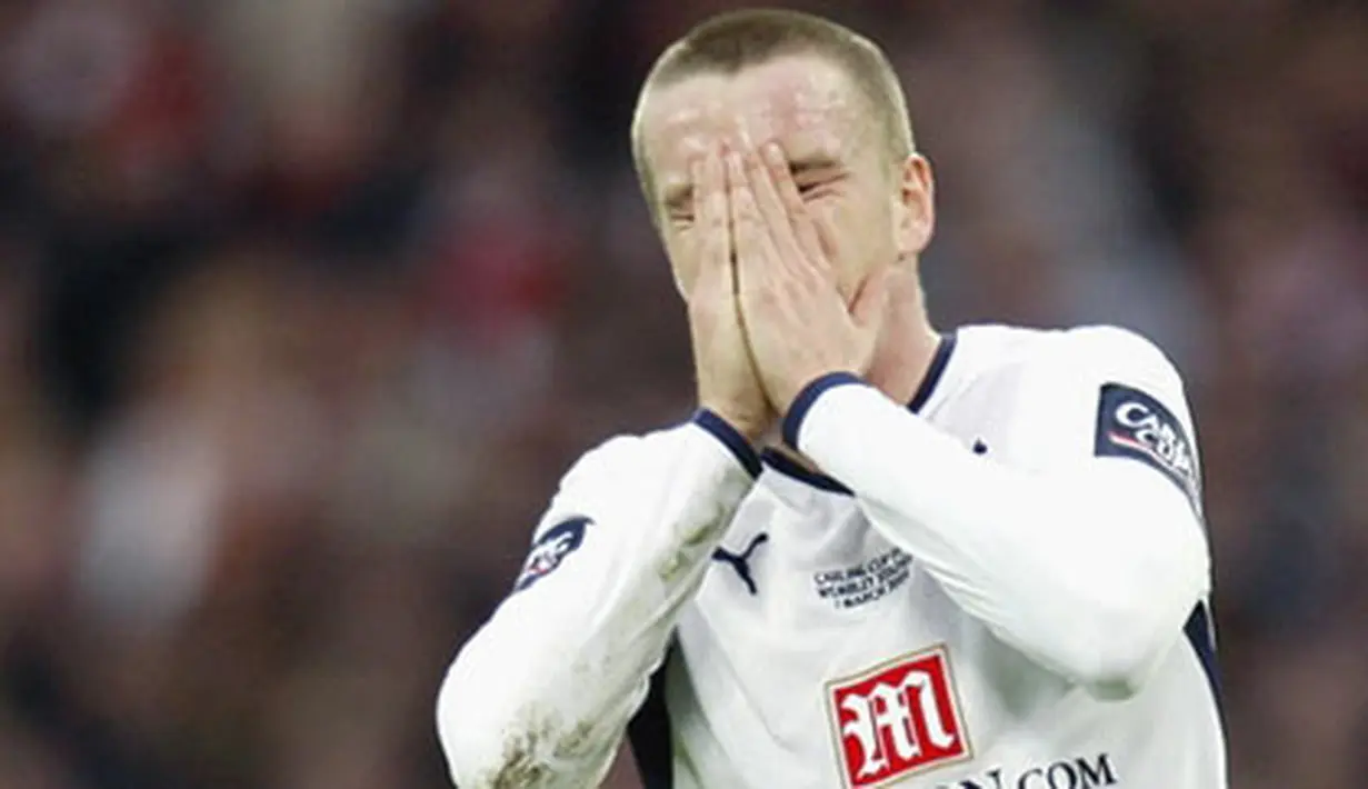 Tottenham Hotspur's Jamie O'Hara reacts after missing a shot on goal against Manchester United during Carling Cup final at Wembley, on March 1, 2009. Manchester United won the game. AFP PHOTO/Adrian Dennis