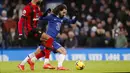 Kejadian itu terjadi sekitar menit ke-60. Cucurella terlibat dalam perebutan bola dengan pemain Bournemouth, Lewis Cook membuat sepatunya terlepas. (AFP/Ian Kington)