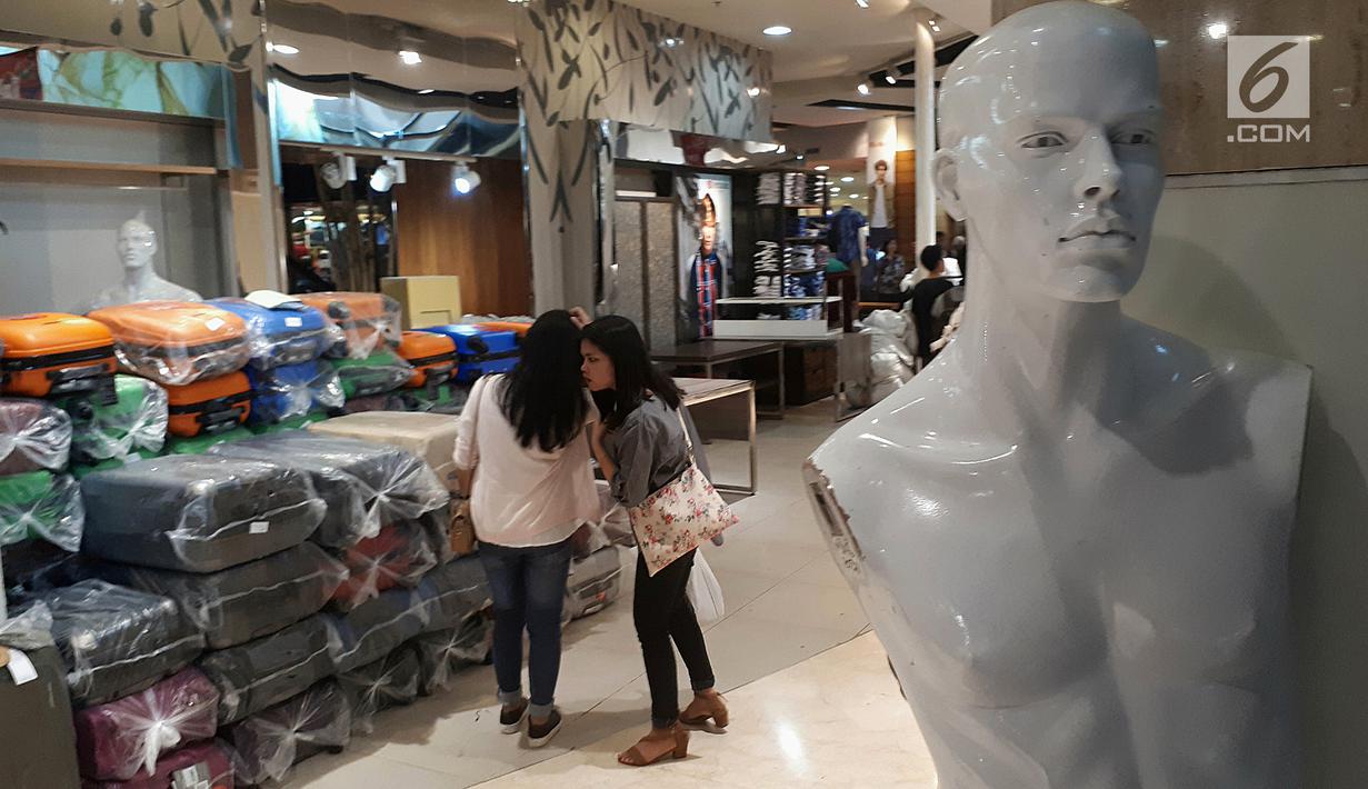 Calon pembeli melihat tumpukan tas koper yang dijual dengan potongan harga yang menggiurkan di Matahari Mall Taman Anggrek, Jakarta, Jumat (1/12). Matahari Department Store menawarkan diskon 20% hingga 70% jelang penutupan. (Liputan6.com/Fery Pradolo)