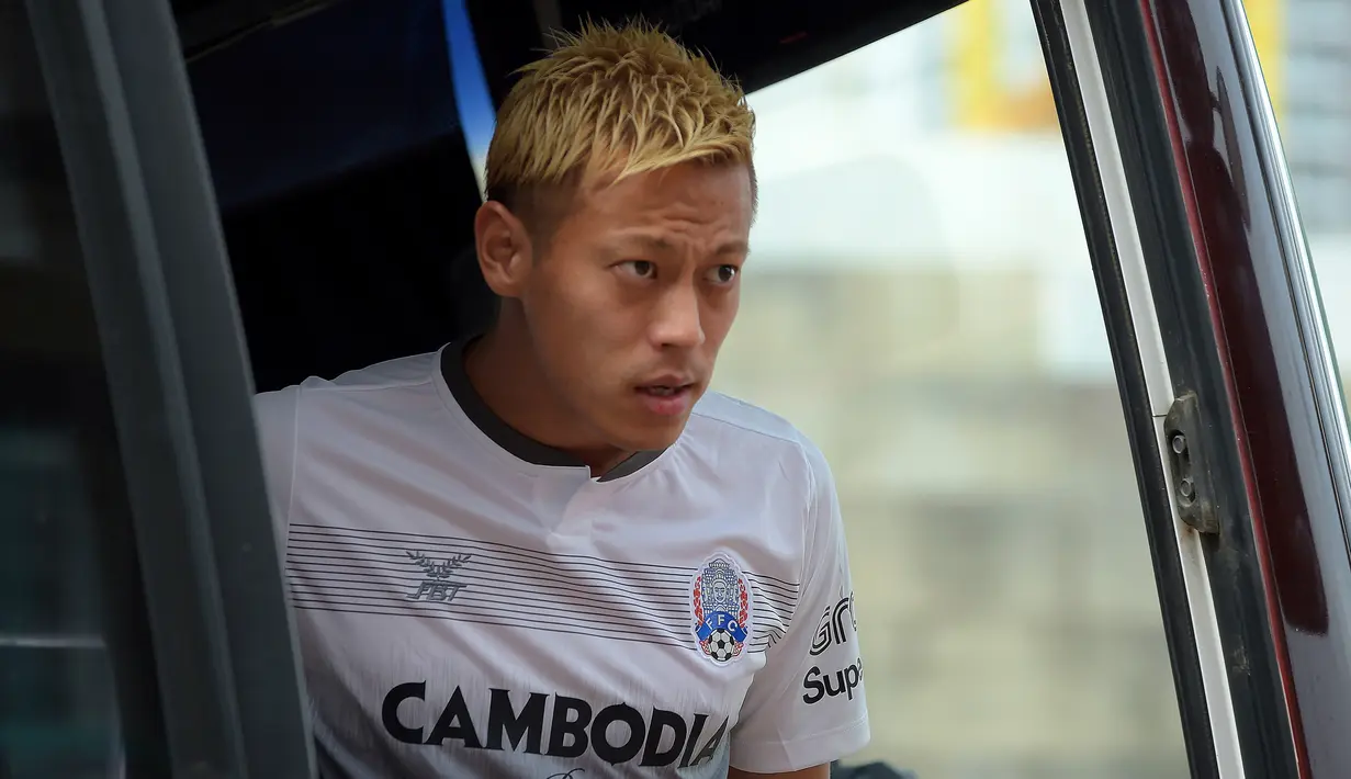 Pemain sepak bola Jepang Keisuke Honda tiba untuk melatih pemain timnas Kamboja di Stadion Nasional Olimpiade di Phnom Penh, (4/9). Honda berperan dobel, sebagai pelatih timnas Kamboja dan menjadi pemain Melbourne Victory. (AFP Photo/Tang Chhin Sothy)
