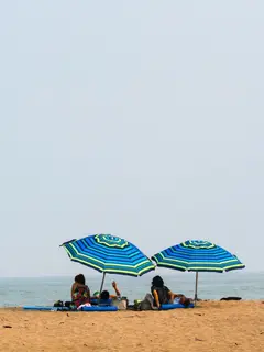 Ilustrasi berlibur ke pantai. (Photo by John McArthur on Unsplash)
