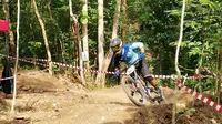 Pahraz Salman Alparisi melibas trek Bukit Hijau Bike Park, Imogiri, Bantul, saat seeding run, yang berlangsung Sabtu (21/4/2018). (Foto: Doc Indonesian Downhill)