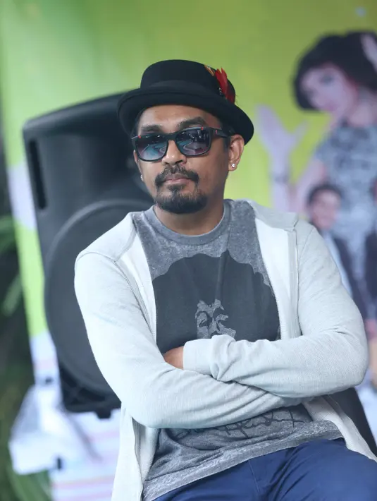 "Menurut gue perempuan itu hal yang spiritual dari laki. Kalau dibilang inspirasi ya pasti ada bagian semangat menjadikan sesuatu menjadi inspirasi," kata Glenn. (Andy Masela/Bintang.com)