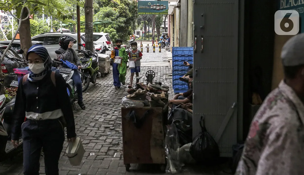Aktivitas warga di kawasan Blok-M, Jakarta, Senin (14/3/2022). Menurut Jubir Pemerintah untuk Penanganan COVID-19 Reisa Broto Asmoro, peralihan pandemi ke endemi tak bisa lepas dari jumlah kasus harian dan angka kematian rendah serta tingkat keterisian RS. (Liputan6.com/Johan Tallo)