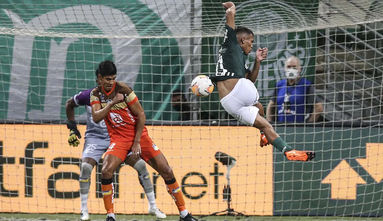 Performa apik Gabriel Jesus (kanan) bersama Palmeiras menarik minat Manchester United untuk memboyongnya ke Old Trafford dengn biaya 53 juta poundsterling. (Foto: AFP/Pool/Alexandre Schneider)