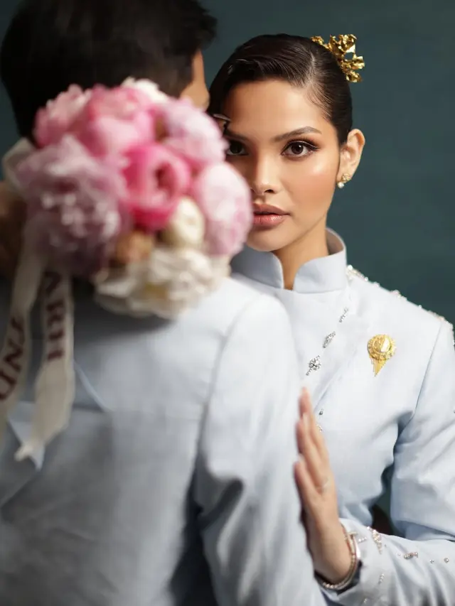 Kompak Pakai Beskap, 6 Gaya Nadira Adnan Anak Aktris Lawas Enny Beatrice Resmi Dilamar Kekasih di Malaysia