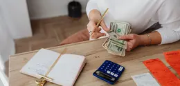 Pengeluaran kecil yang tampak sepele bisa berdampak besar pada kondisi finansial jika dilakukan terus-menerus. [Dok/Pexels.com/kaboompics].