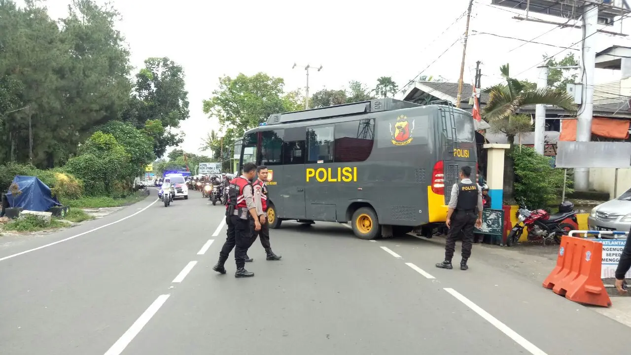 Dua kelompok massa bentrok di depan Polsek Cisarua, Bogor