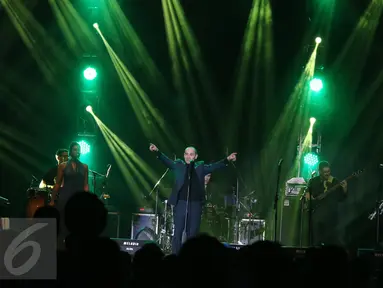 Kelompok jazz pop Matt Bianco saat menghibur penonton pada konser Matt Bianco Indonesia Tour 2016, Jakarta, Jumat, (1 /4). Matt Bianco akan hadir di tiga kota, yaitu Jakarta, Jogjakarta, dan Bali. (Liputan6.com/Herman Zakharia)