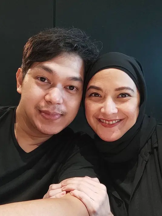 <p>Setelah belasan tahun mengarungi bahtera rumah tangga, Andhara Early dan Bugi jauh dari gosip. Jika dilihat dari potret kebersamaannya, keluarga pasangan ini tampak harmonis. [Foto: instagram.com/andharaearly]</p>