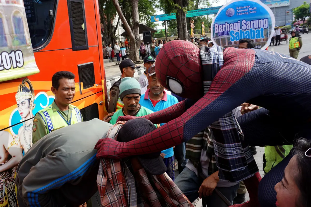 Spiderman Bagi-Bagi Sarung di Solo