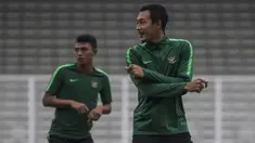 Pemain Timnas Indonesia, Hansamu Yama, melakukan pemanasan saat latihan di Stadion Madya, Jakarta, Minggu (11/11). Latihan ini persiapan jelang laga Piala AFF 2018 melawan Timor Leste. (Bola.com/Vitalis Yogi Trisna)