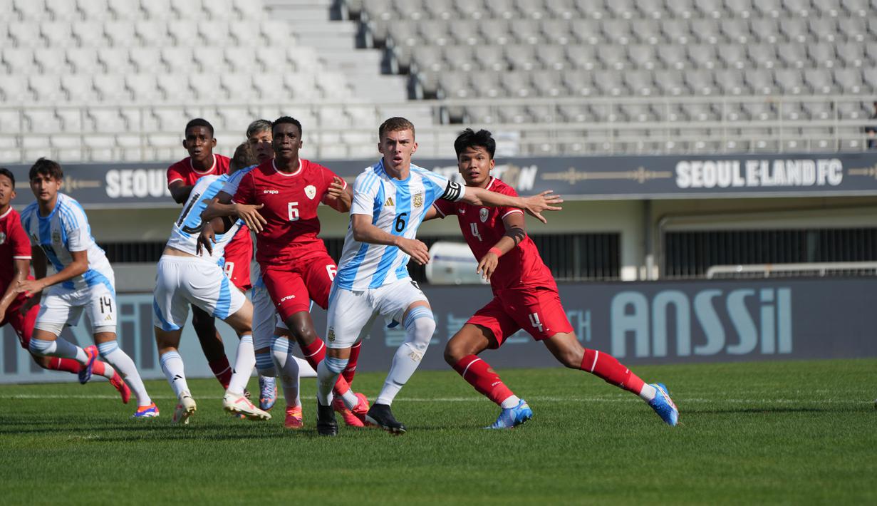 Dua pemain Timnas Indonesia U-19, Meshaal Hamzah (tengah) dan Kadek Arel (kanan) bersiap menyambut bola sepak pojok saat menghadapi Argentina U-19 pada laga pertama Turnamen Seoul Earth on Us Cup 2024 di Stadion Mokdong, Seoul, Korea Selatan, Rabu (28/8/2024). (Dok. PSSI)