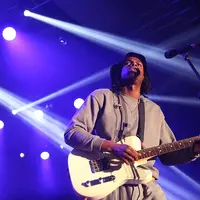 Teriakan histeris dari para pengunjung yang memadati arena tak tertahankan lagi setelah salah satu nominasi Best R&B Performance ajang Grammy Awards 2018 itu naik ke atas panggung. (Bambang E Ros/Bintang.com)